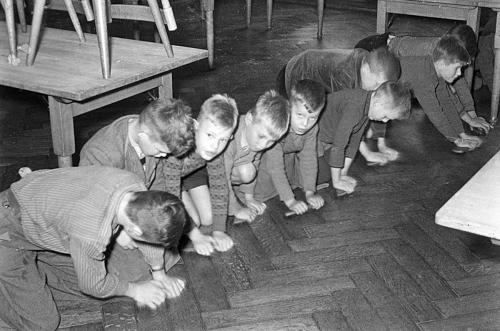 Gemeinsames Boden putzen um 1955 Gemeinsames Boden putzen um 1955