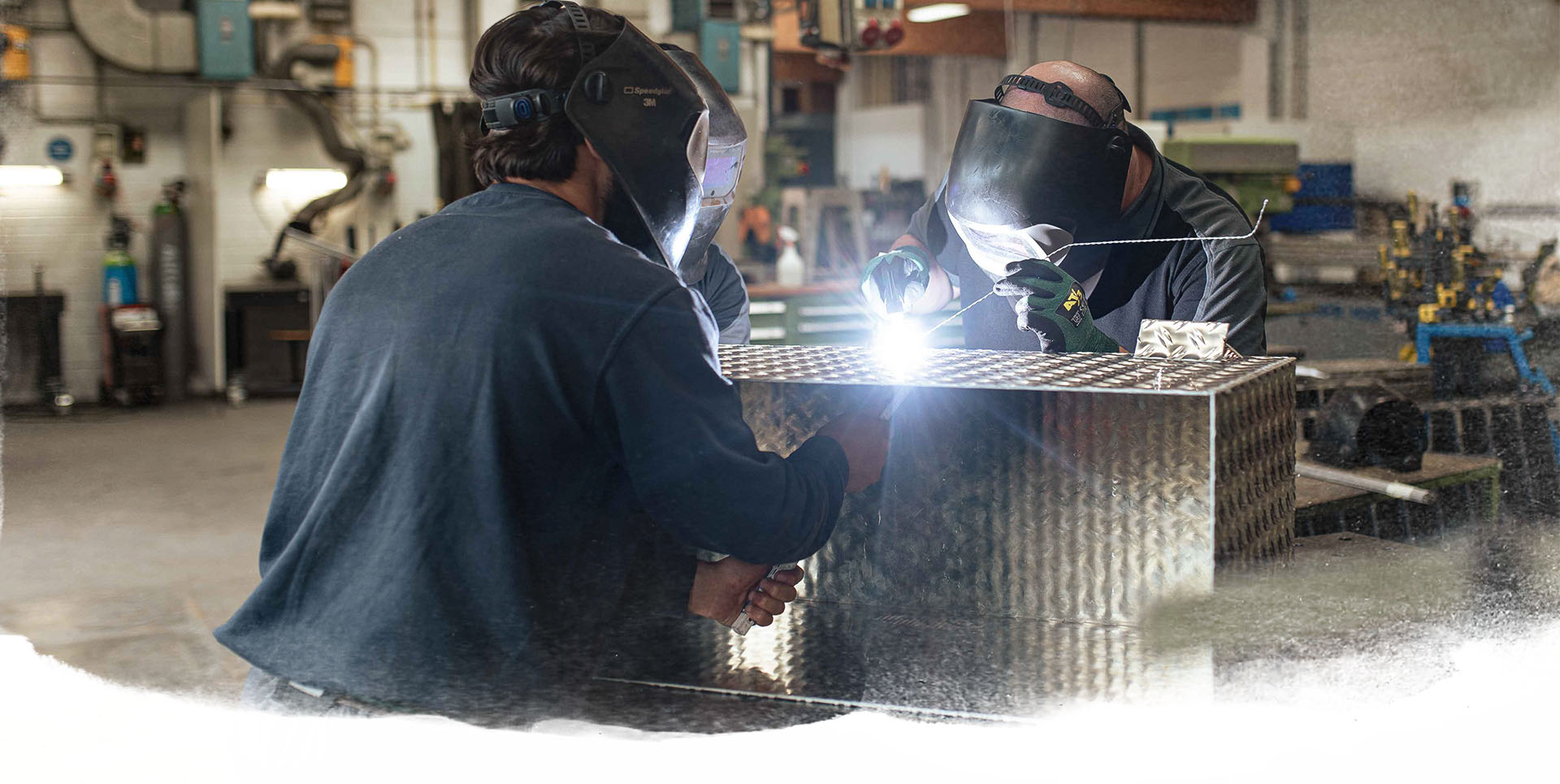 Lernen in der Paulinenpflege, Fortbildung Lehrling in der Metallwerkstatt beim Schweißen
