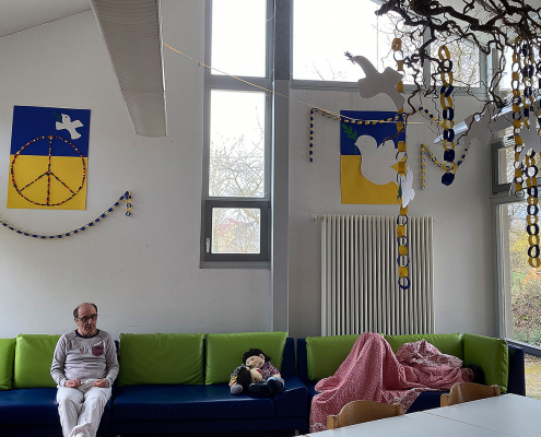 Bewohnern der Blauen Arche basteln Friedensmotive