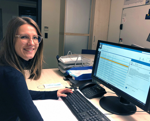 Laura Bürkle vom CCM-Team sitz vor ihrem PC