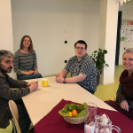 Vier Bewohner*innen des Haus Plattenwald Backnang sitzen im Wohnzimmer