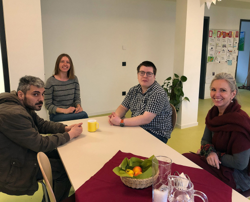 Vier Bewohner*innen des Haus Plattenwald Backnang sitzen im Wohnzimmer