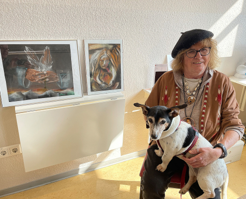 Paulinenpflege-Klientin Brigitte Bernhardt zeigt ihre Kunstwerke