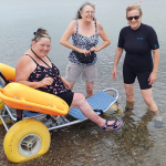 Mit dem Spezialgerät im Ostseewasser.