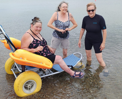 Mit dem Spezialgerät im Ostseewasser.