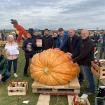 Unser Paulinenhof-Team steht vor ihrem preisgekrönten Kürbis in Hessen.