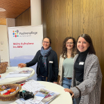 Drei Frauen stehen an einem Info-Stand des BBW Winnenden..