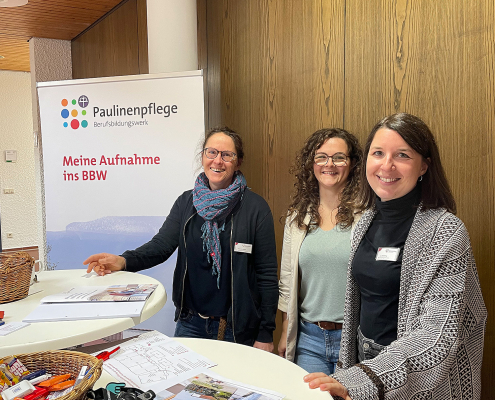Drei Frauen stehen an einem Info-Stand des BBW Winnenden..