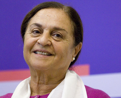 Sumaya Farhat-Naser bei einem Vortrag.