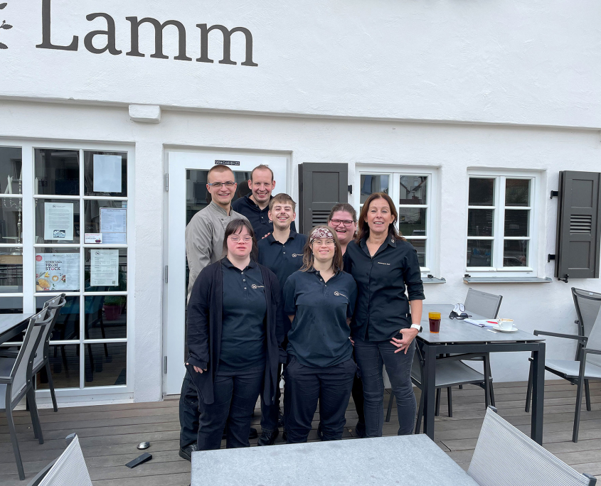 Das Gasthaus Lamm Team steht im Freien vor dem Gasthaus